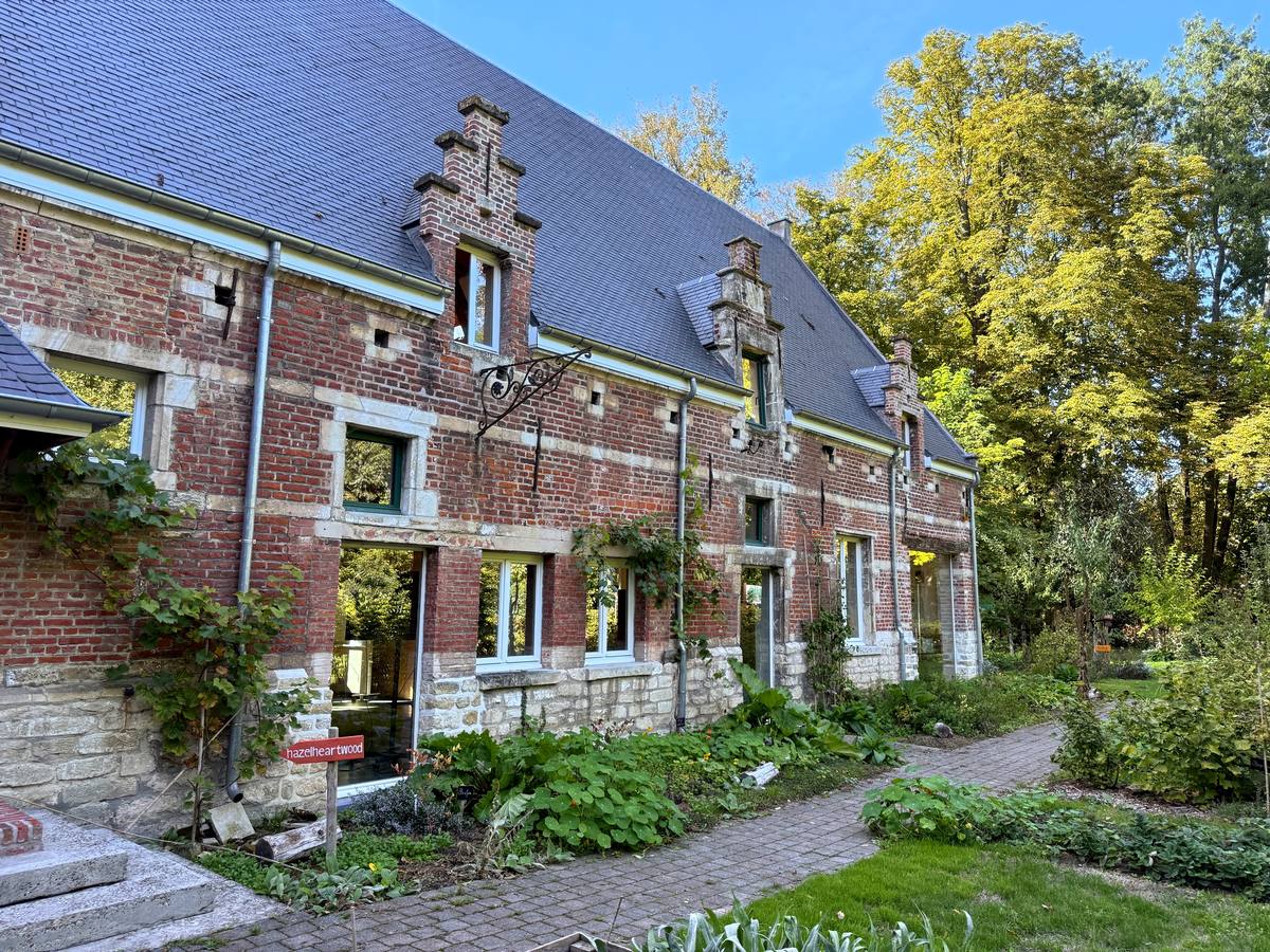 The HazelHeartwood office in Kortenberg: brick facade, stepped gables and the garden in front